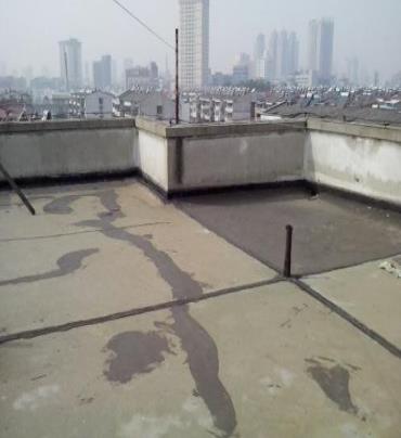 鄂托克前漏水维修 楼顶漏水是什么原因，楼顶漏水维修方法是什么?